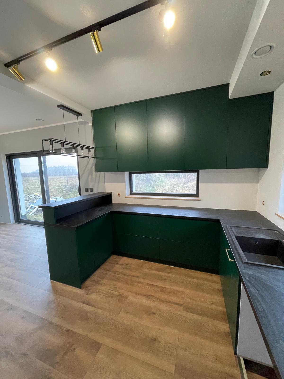 Elegant mørkt køkken