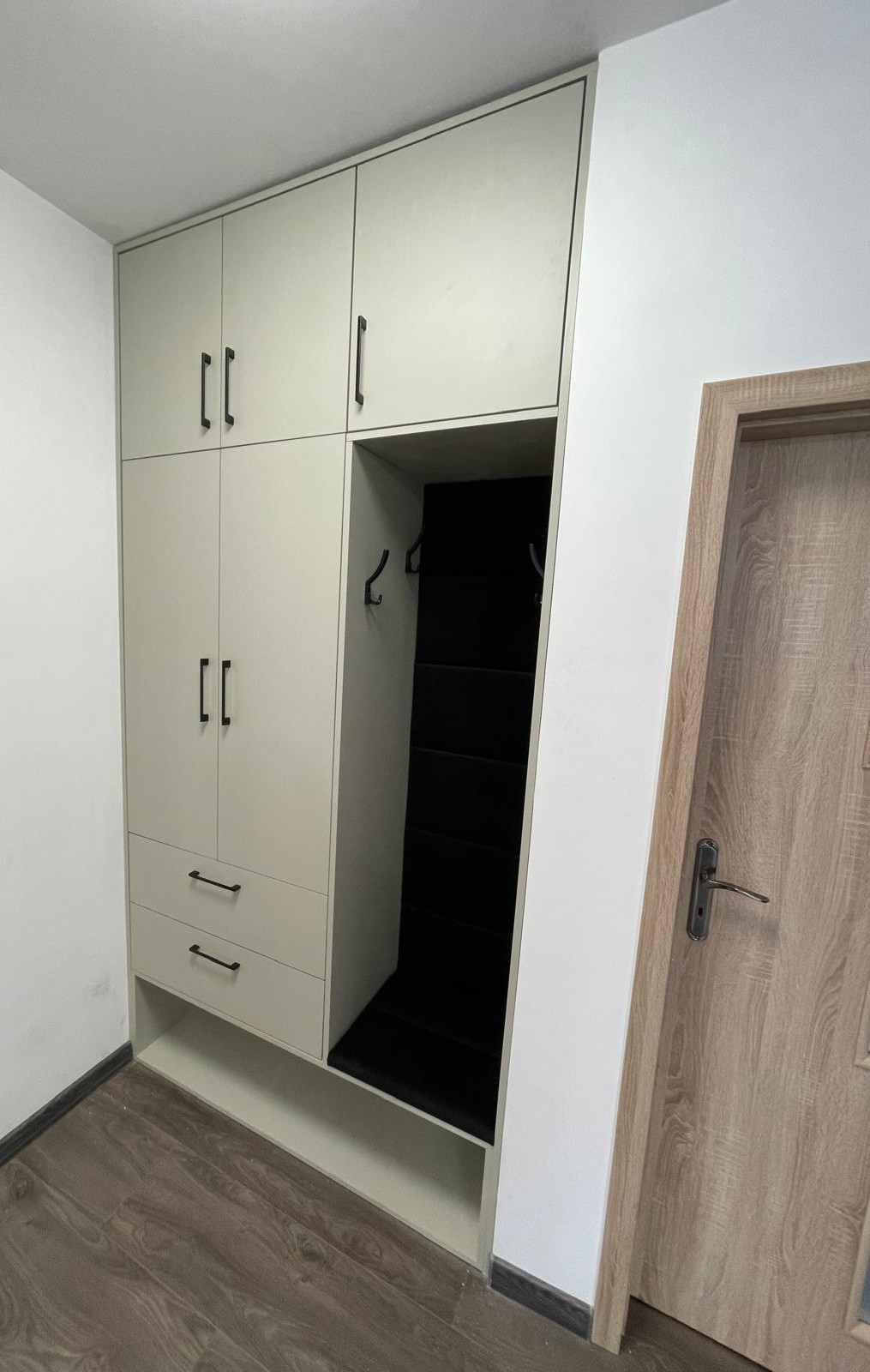 Indbygget garderobe i entré