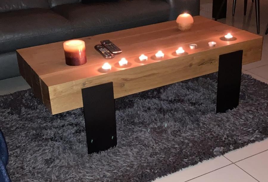 Håndværker arbejder på køkken