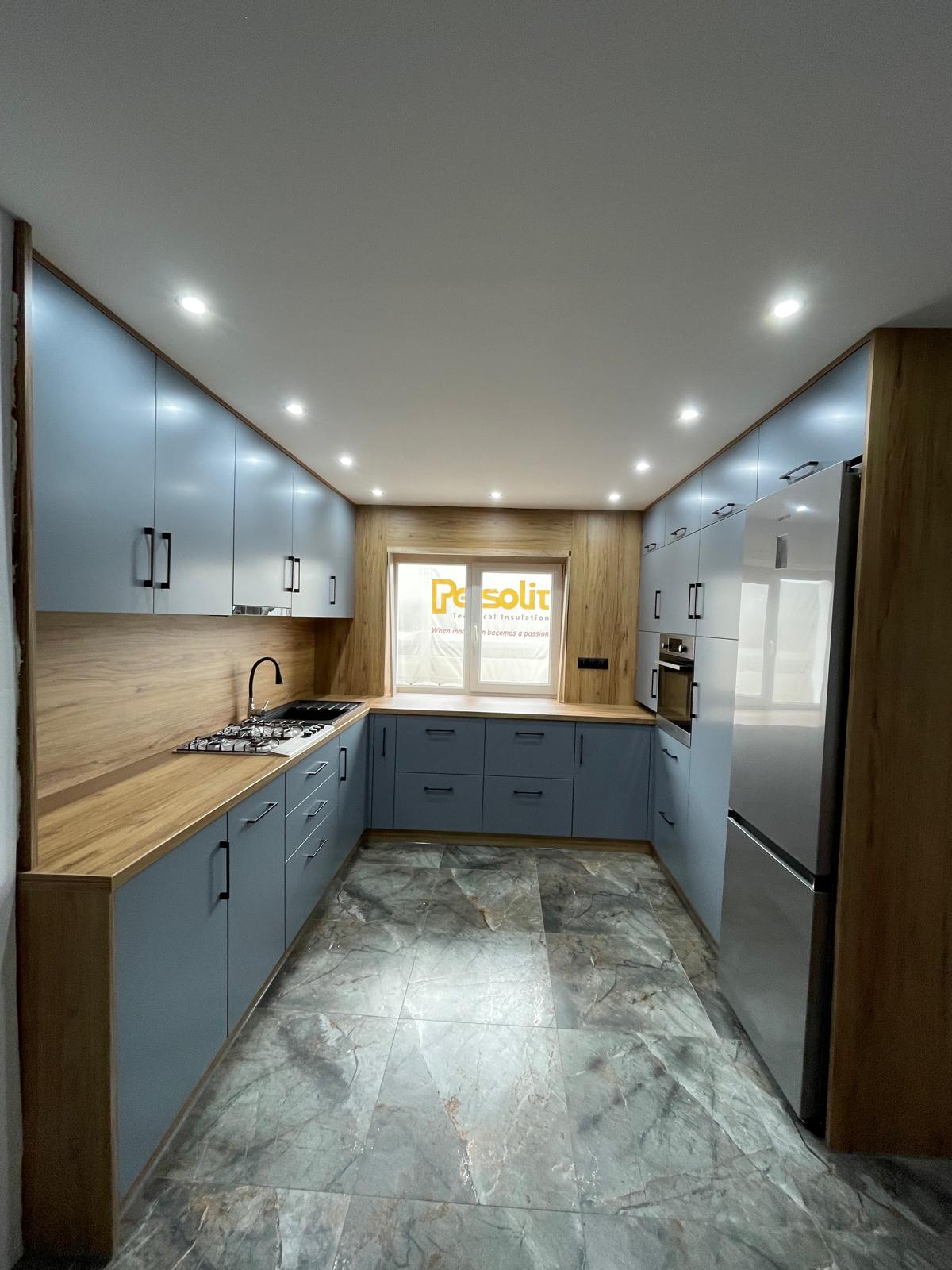 Håndværker arbejder på køkken