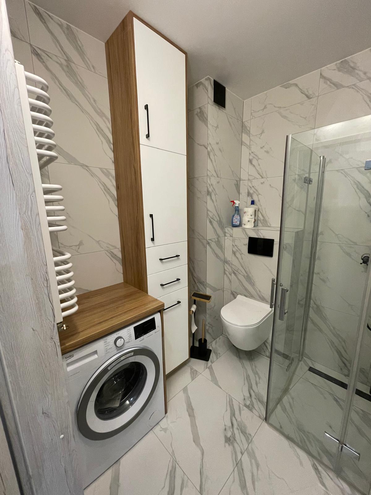 Badeværelsesmøbel i træ