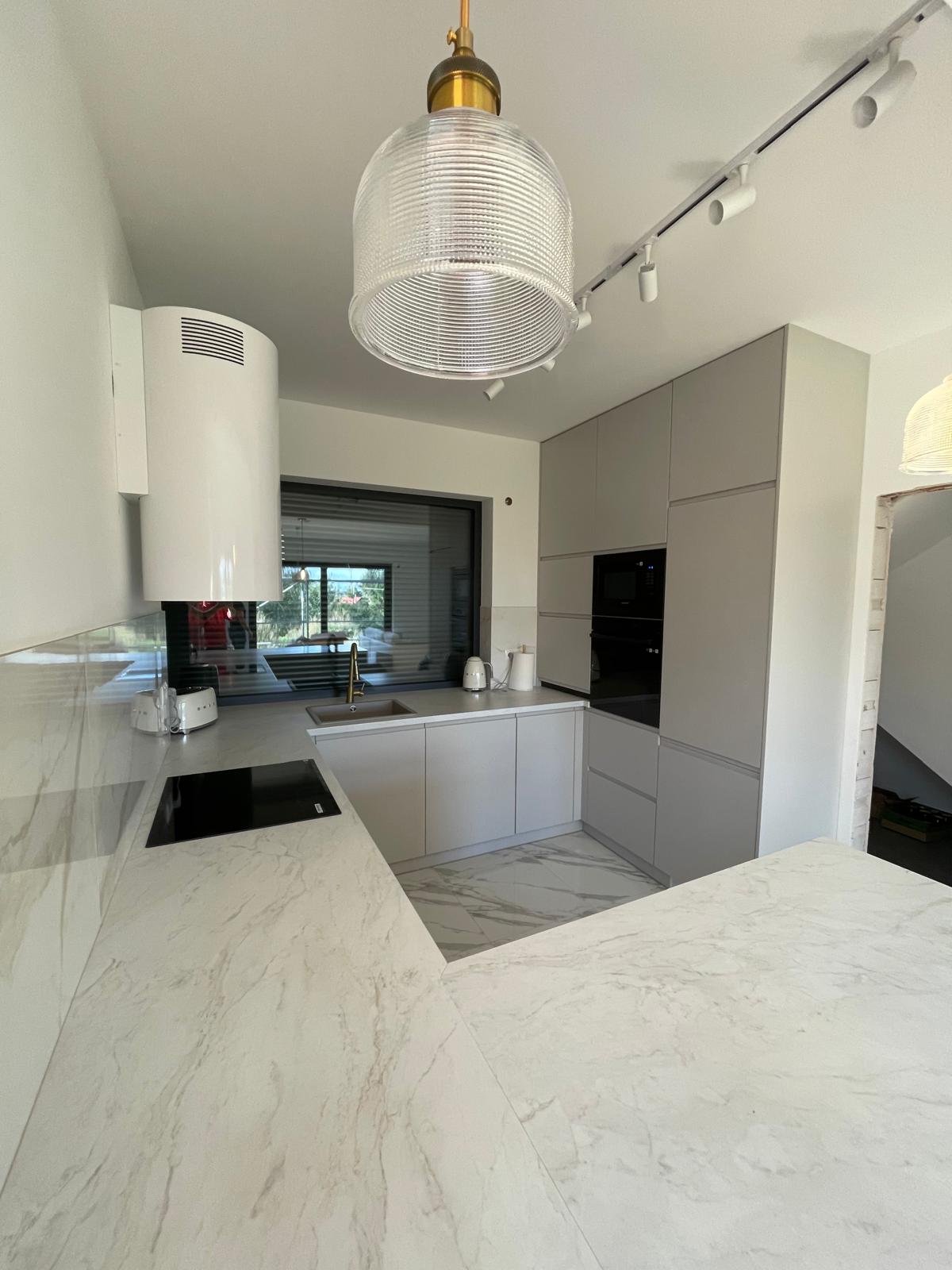 Køkken med åbne hylder