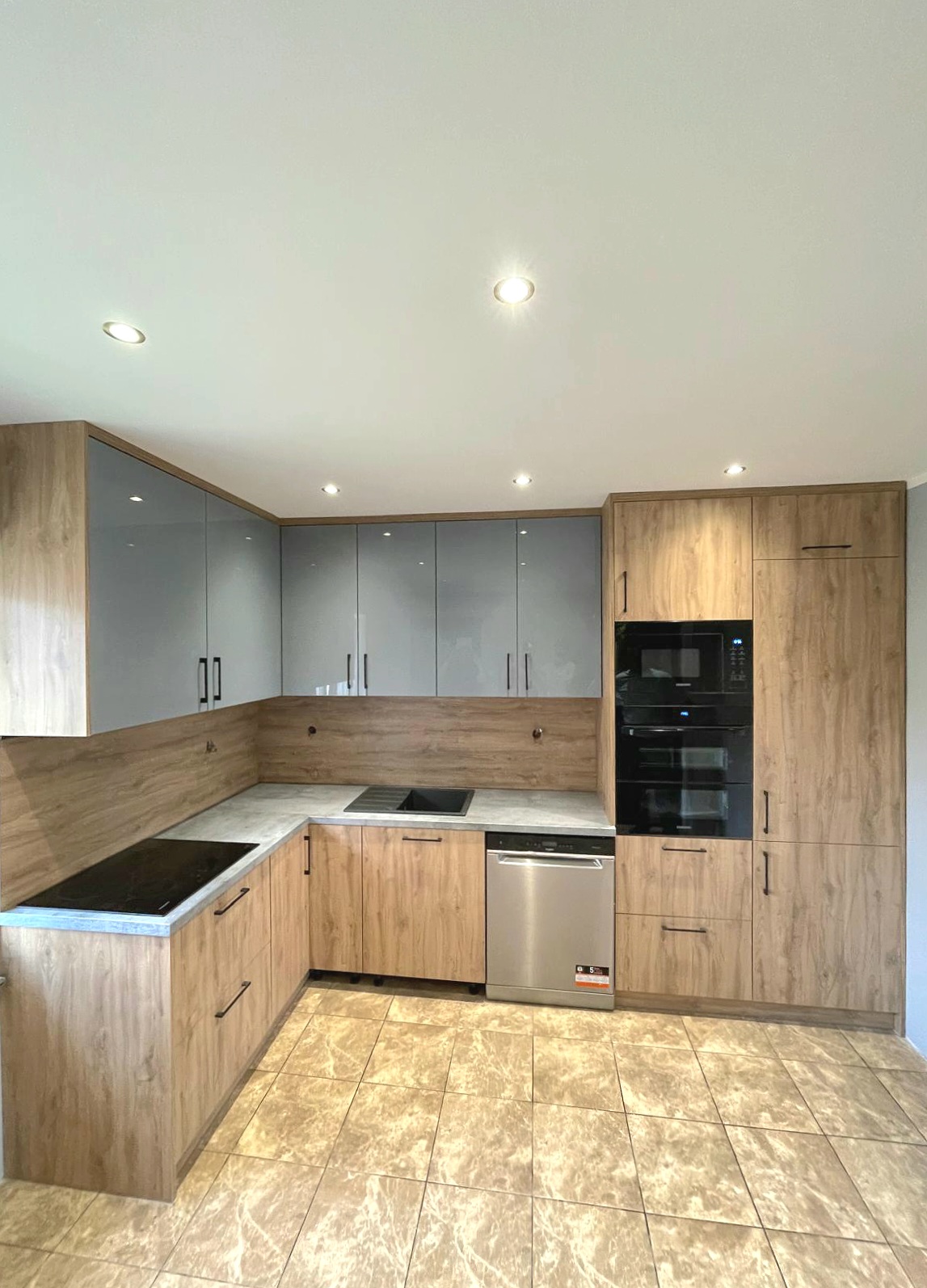 Luksus køkken med mørke trætoner i Sherwood-stil